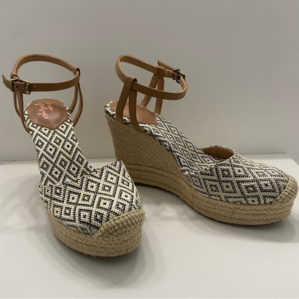 CROWN VINTAGE Wedge Heels Tan Black Closed Toe Ankle Strap Size 7 NEW - Picture 2 of 7